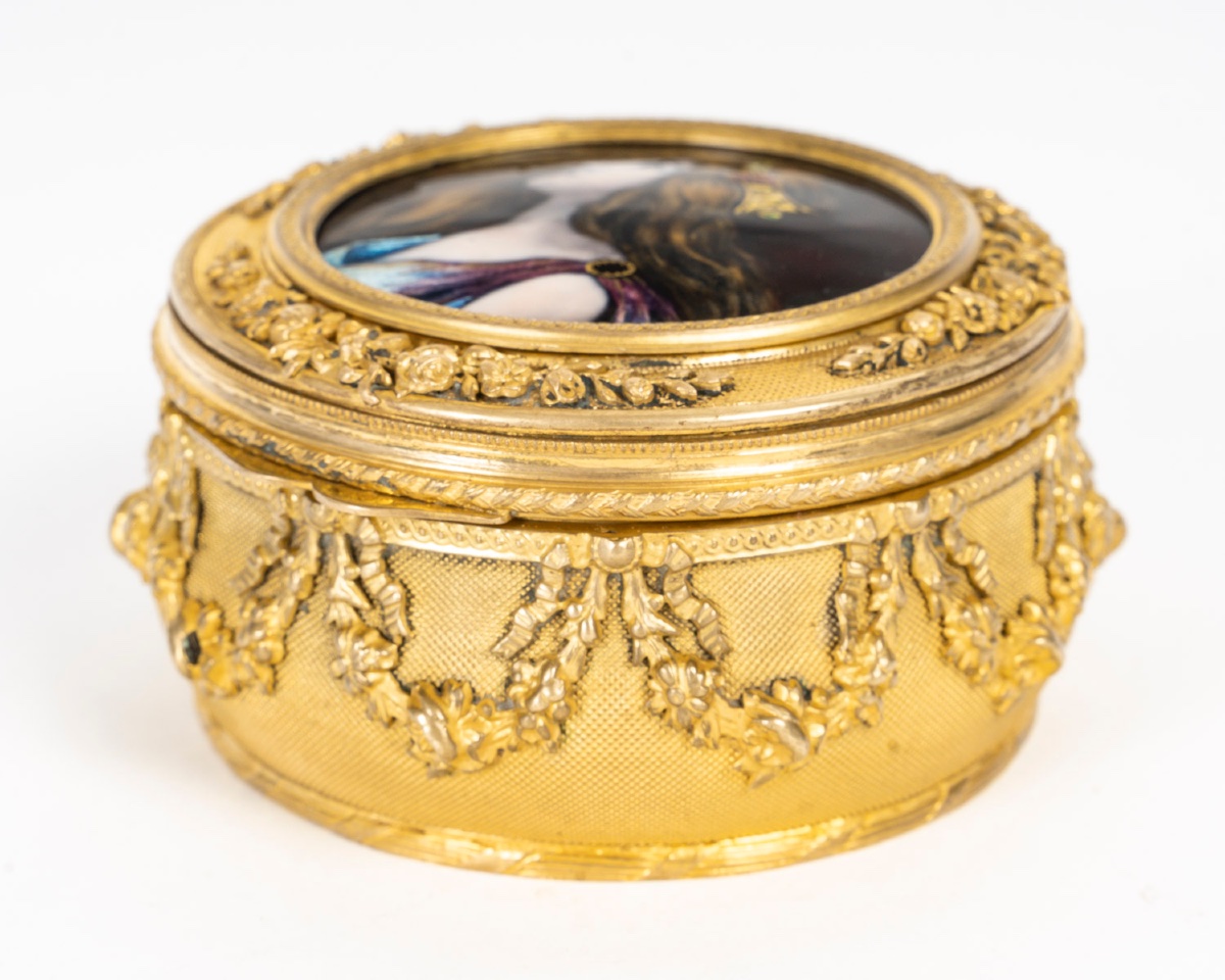 Un coffret à bijoux - poudrier en bronze et plaque en émail de Limoges, début du XXe siècle — 11