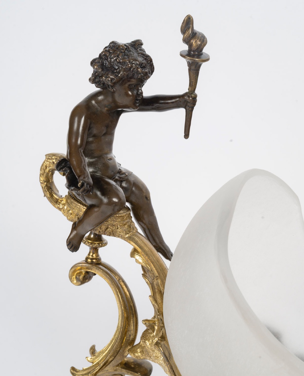 Une caleche en bronze et verre opalescent, fin du XIXe siècle — 9