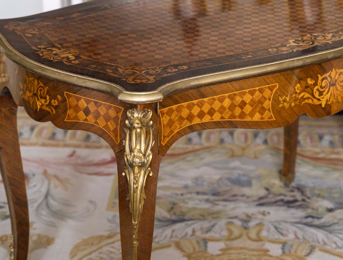 Une table de centre en marqueterie et bronze doré, fin du XIXe siècle — 3