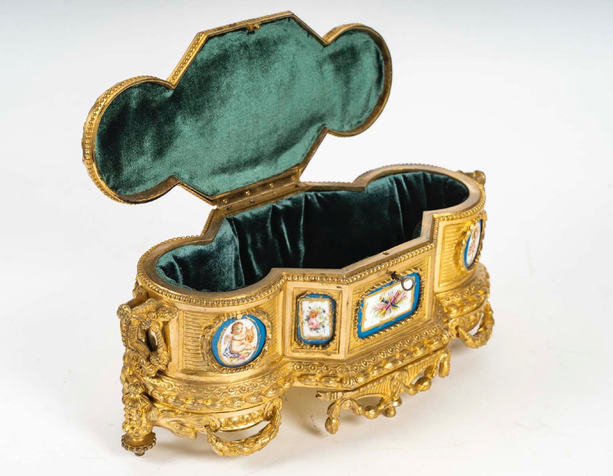 Grand coffret à bijoux en bronze doré et porcelaine, fin du XIXe siècle — 5