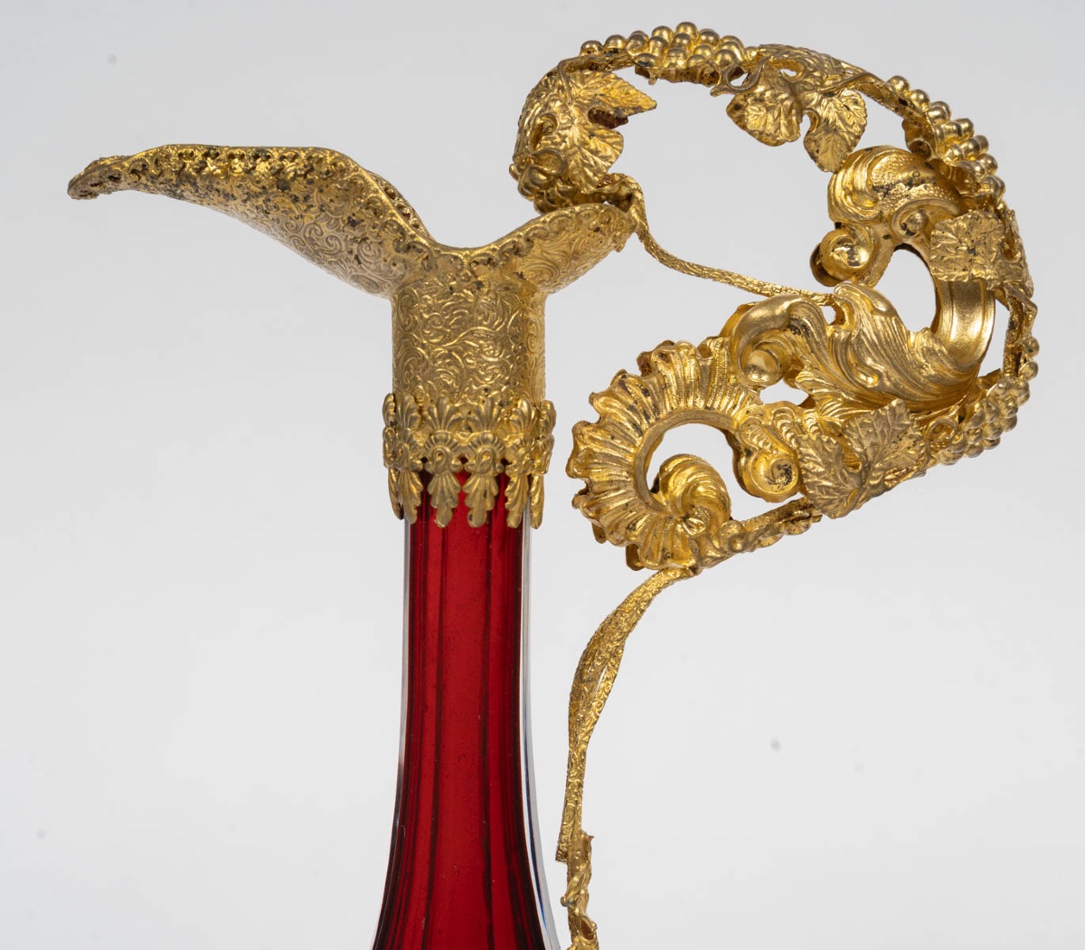 Paire d'aiguières en cristal de Bohême et laiton repoussé – fin du XIXe siècle — 7