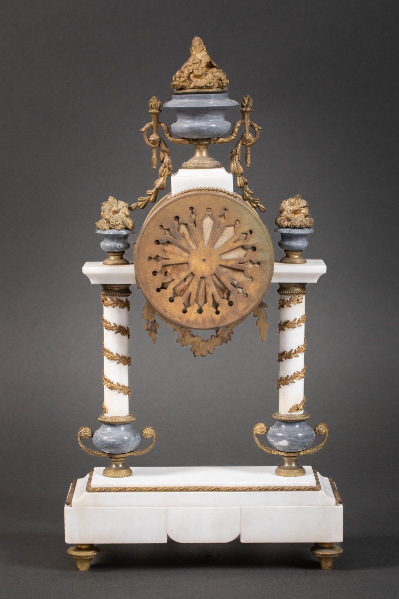 Une garniture de cheminée en marbre blanc et bleu turquin, fin du XIXe siècle — 6