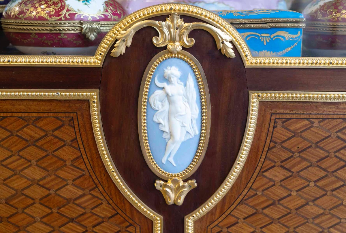 Une vitrine de style Louis XVI, fin du XIXe siècle — 10