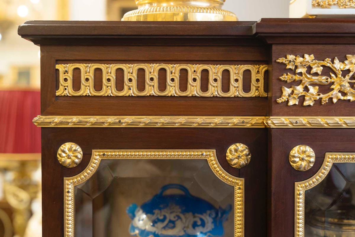 Une vitrine de style Louis XVI, fin du XIXe siècle — 3