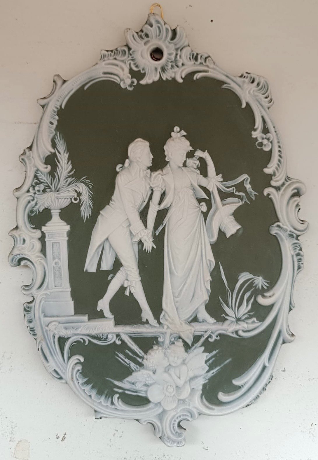 Une paire de plaques en porcelaine de style Wedgwood — 16