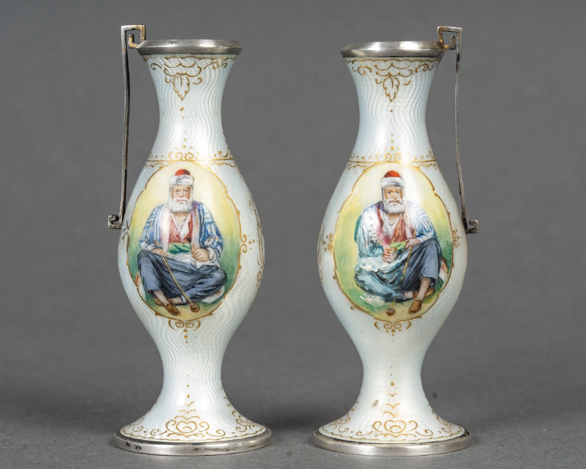 Une paire de vases miniatures en émail, fin du XIXe siècle