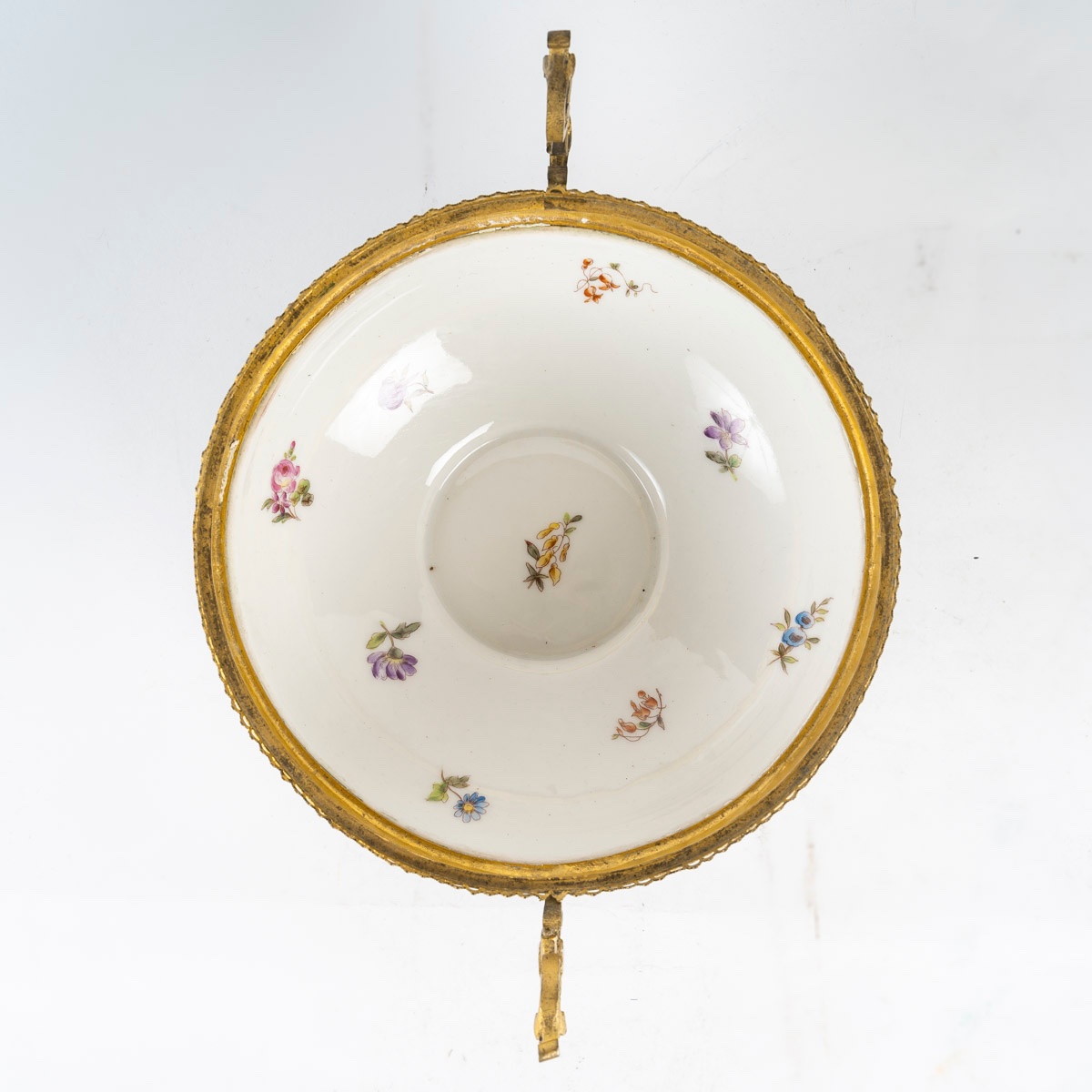 Une bonbonnière en porcelaine et bronze cloisonné, fin du XIXe siècle — 10