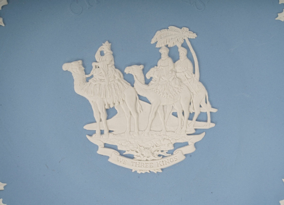 Un plat en WEDGWOOD bleu, époque XXe siècle — 9