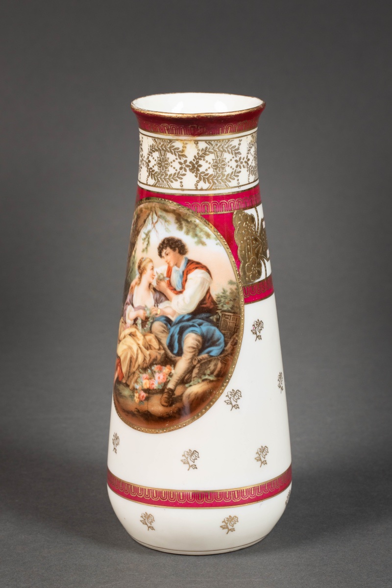 Une paire de vases en porcelaine, fin du XIXe siècle — 9