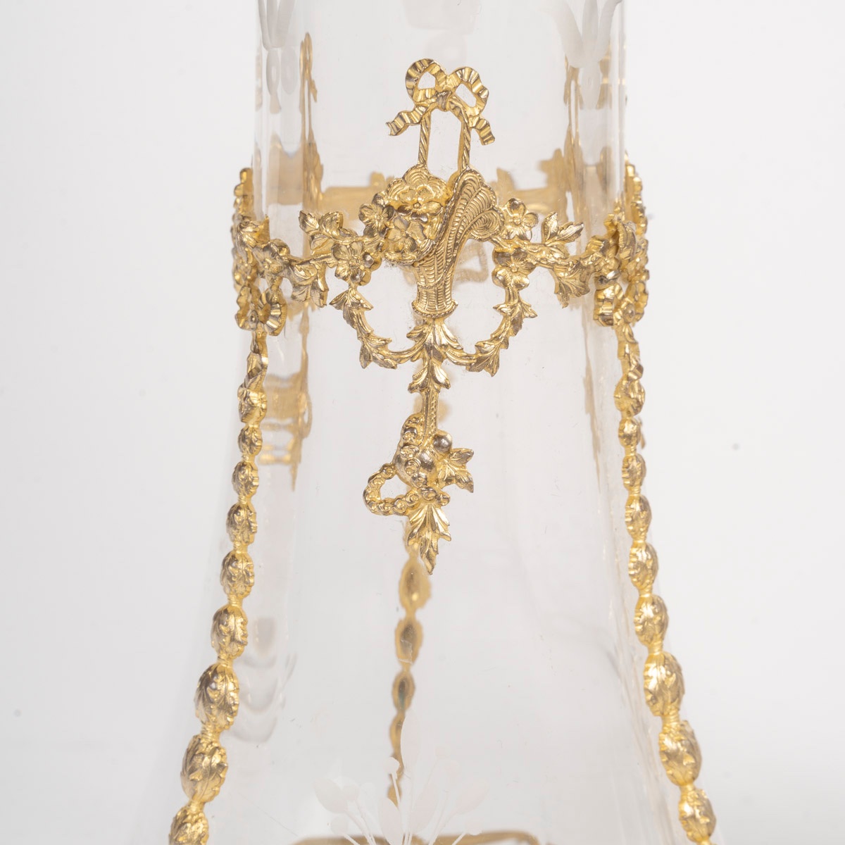 Cristal une paire de vases avec ornementation en bronze doré, fin du XIXe siècle — 7