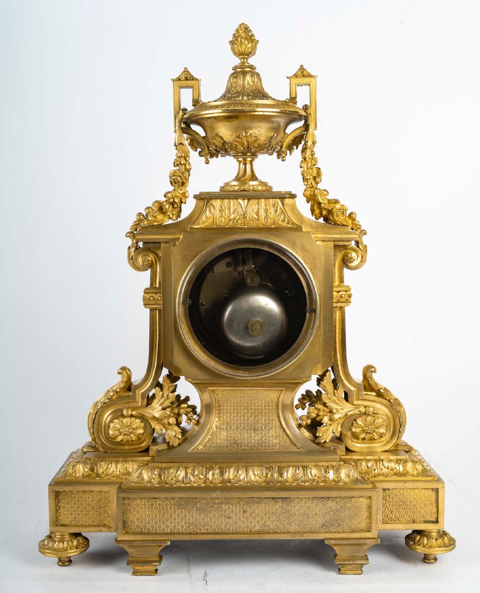 Une pendule en bronze doré de style Napoléon III, fin du XIXe siècle — 12