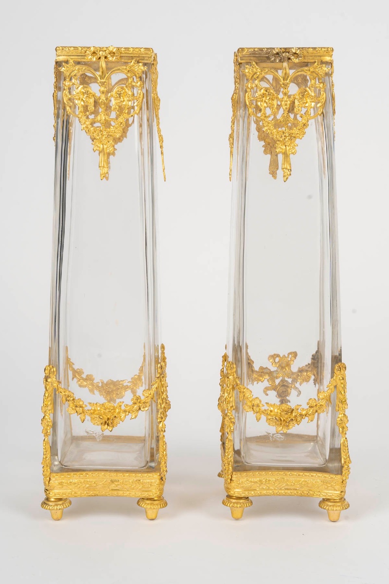 Paire de vases en cristal et laiton doré à décor de mascarons, vers 1900 — 3
