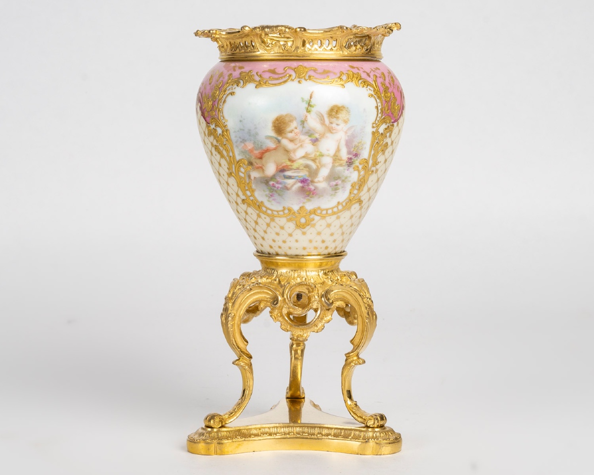 Un vase en porcelaine de Sèvres, fin du XIXe siècle — 2