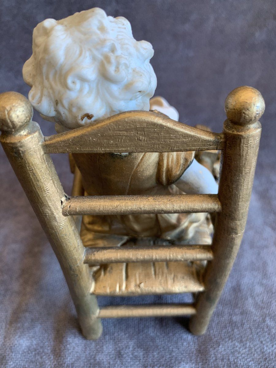 L’enfant sur Sa Chaise — 12