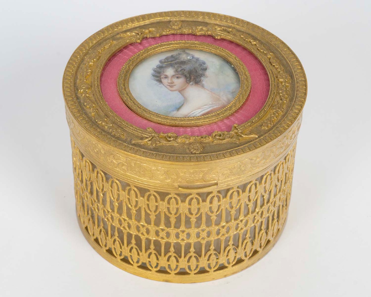Un coffret à bijoux en bronze doré et émail rose, époque XIXe siècle