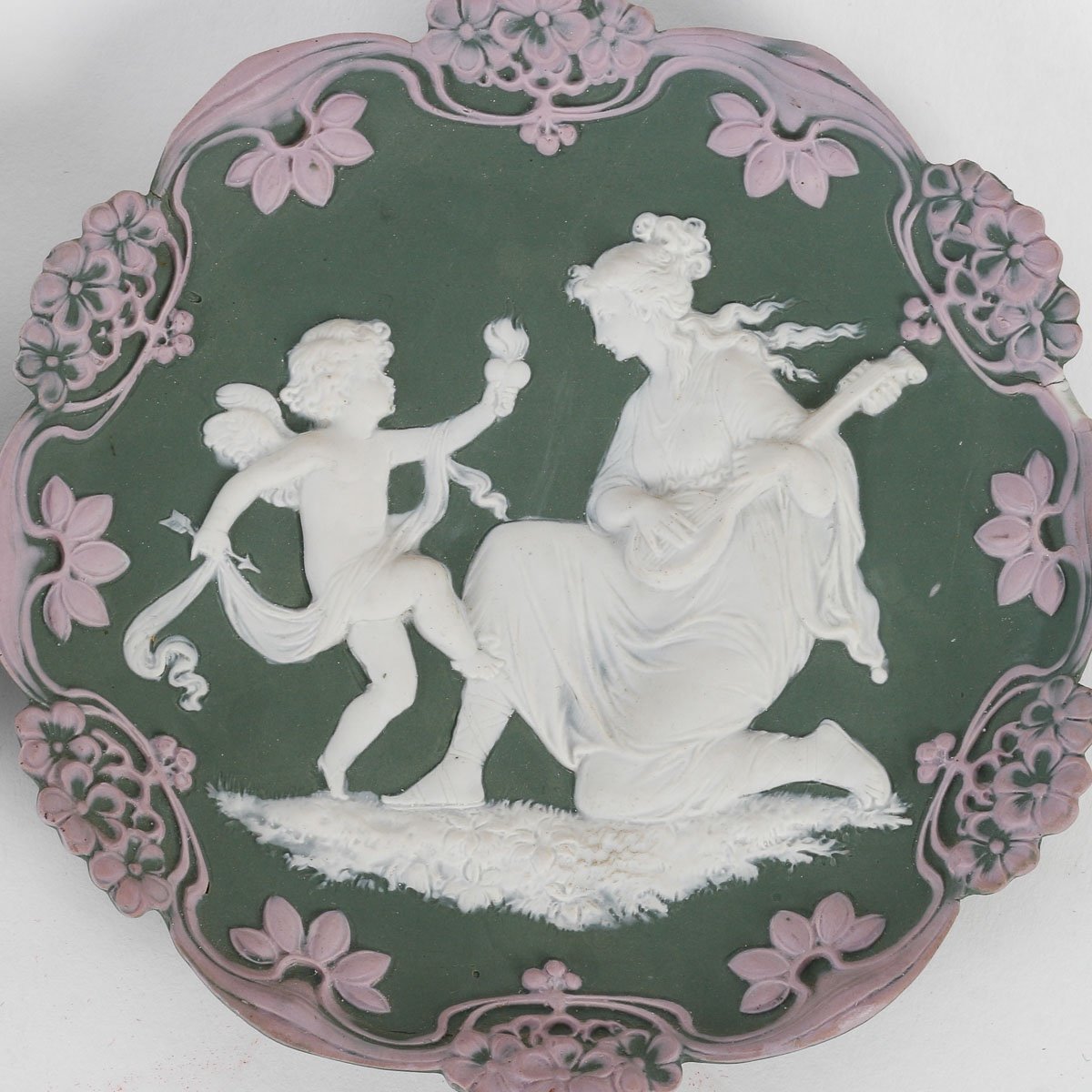 Une paire de plaques en porcelaine de style Wedgwood fin du XIXe siècle — 3