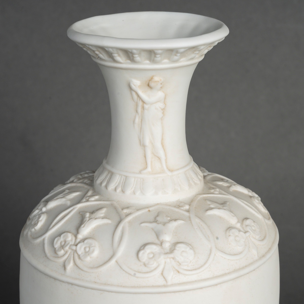 Une paire de vases en porcelaine de biscuit, fin du XIXe siècle — 8