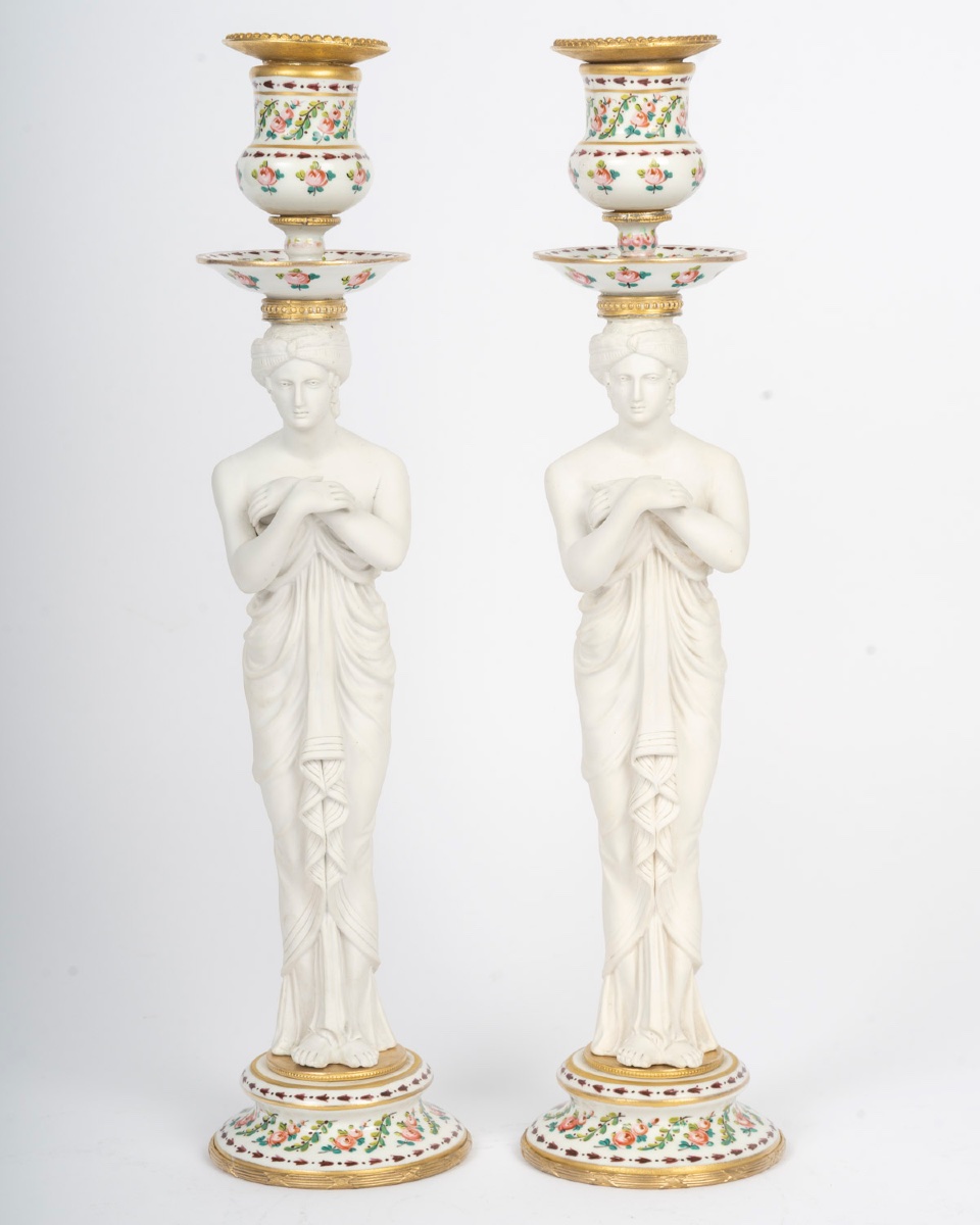 Une paire de bougeoirs en porcelaine de Sèvres et biscuit, XIXe siècle — 8