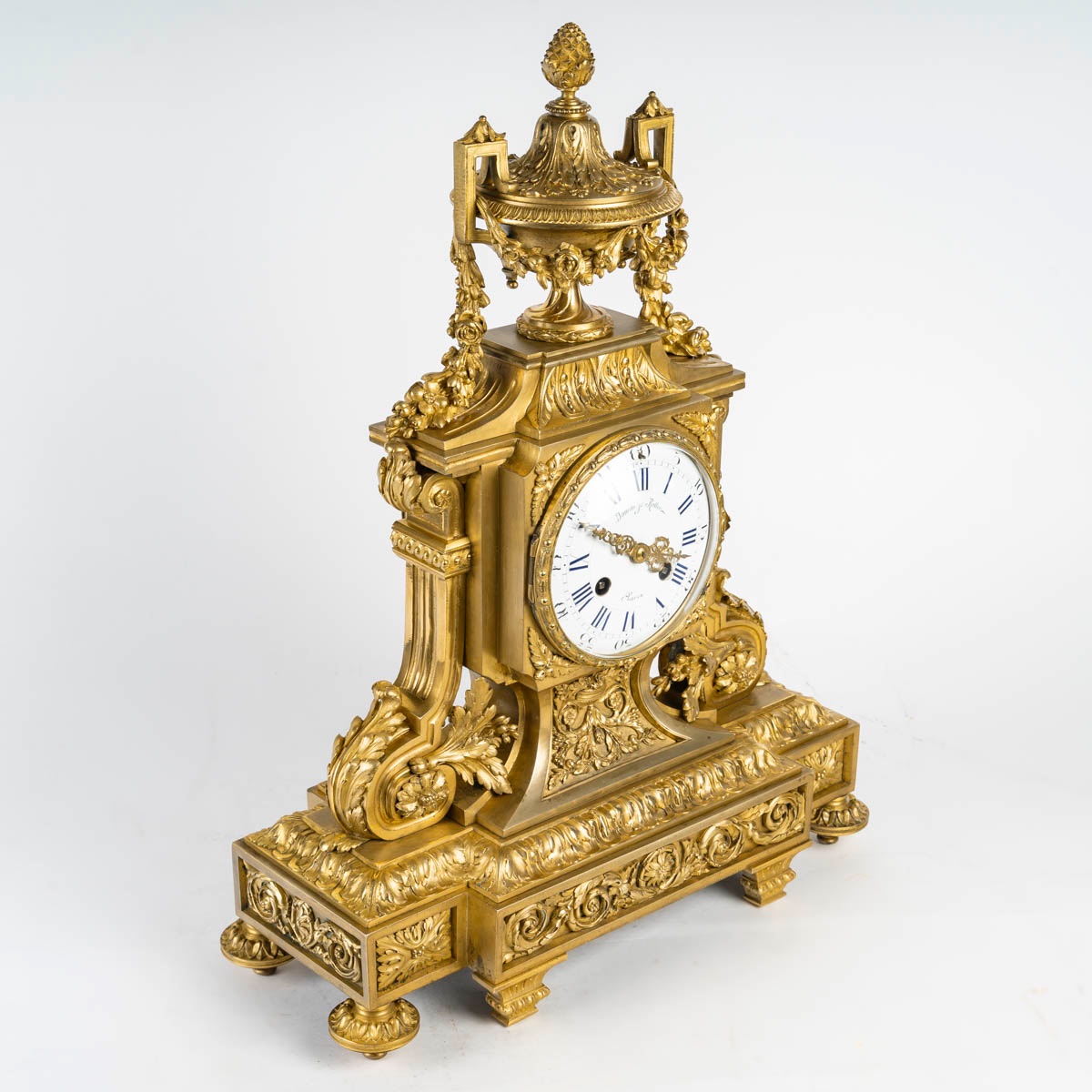 Une pendule en bronze doré de style Napoléon III, fin du XIXe siècle — 9
