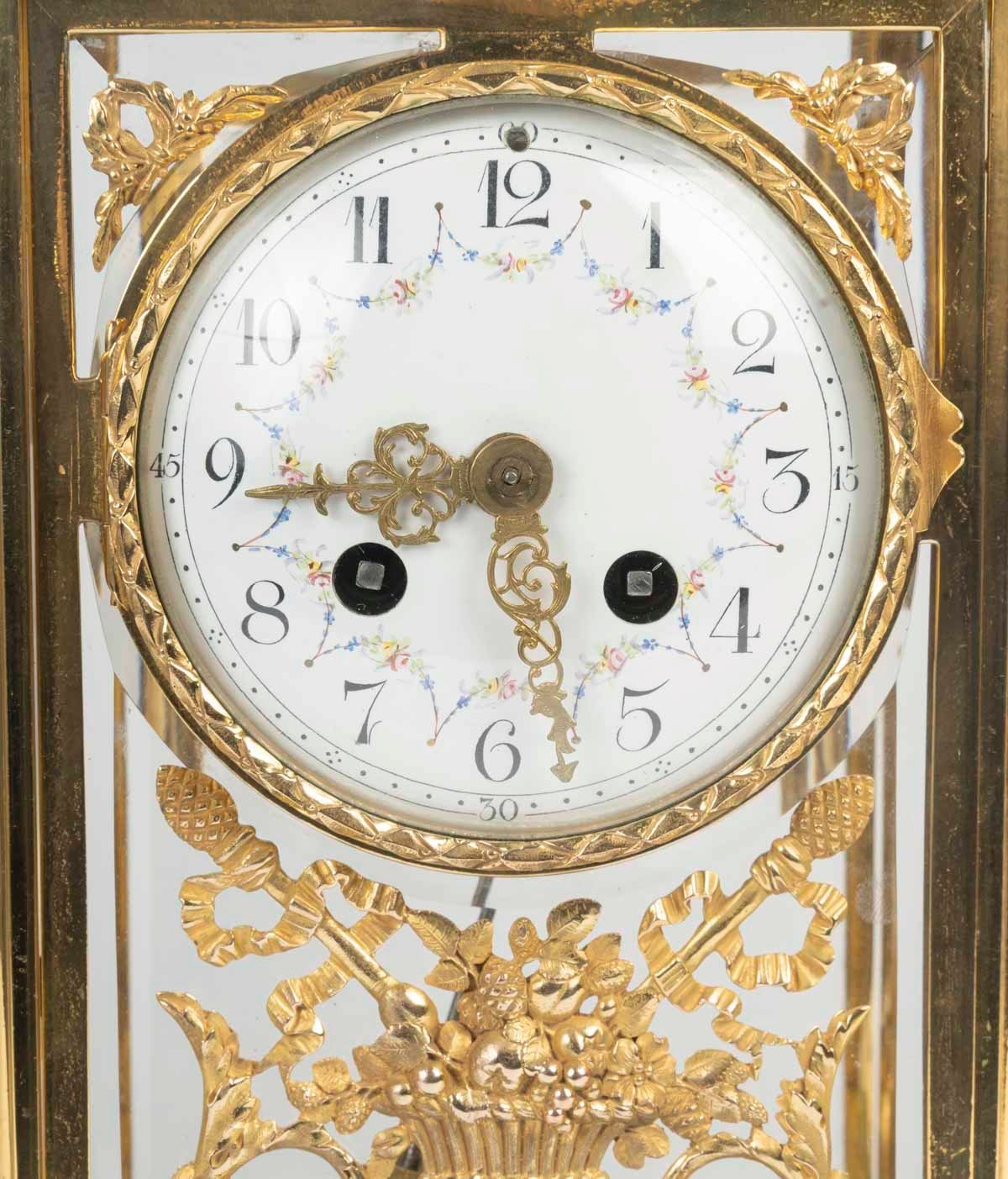 Une garniture en bronze doré et marbre vert de mer, fin du XIXe siècle — 16