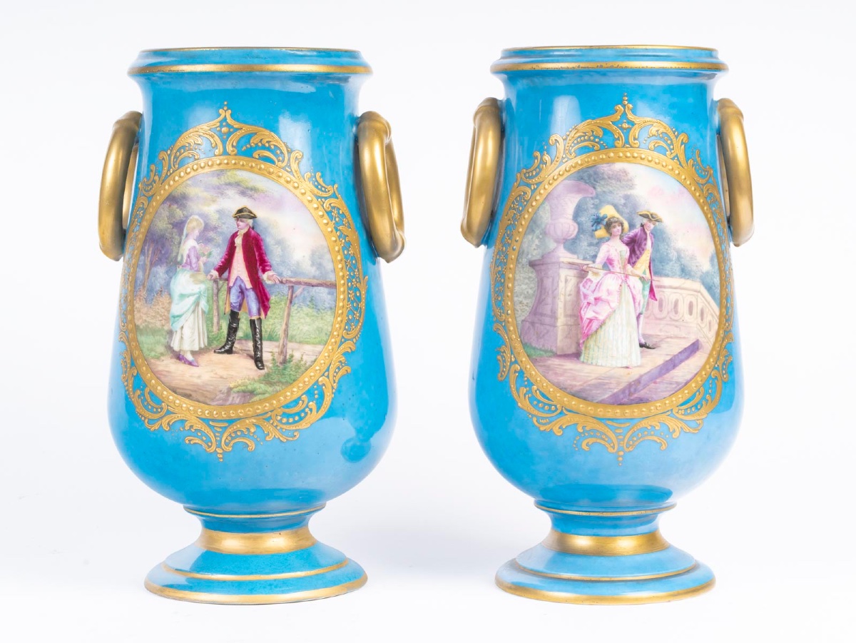 Paire d’urnes en porcelaine dans le goût de Sèvres – fin du XIXe siècle — 2
