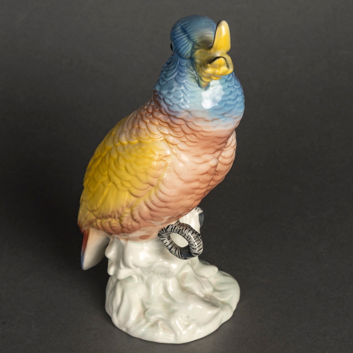 Une sculpture de perroquet en porcelaine, début du XXe siècle — 3