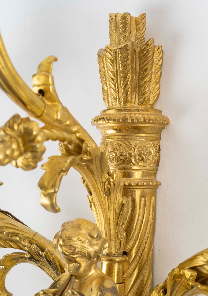 Une paire d'appliques en bronze doré de style Louis XVI, fin du XIXe siècle — 10