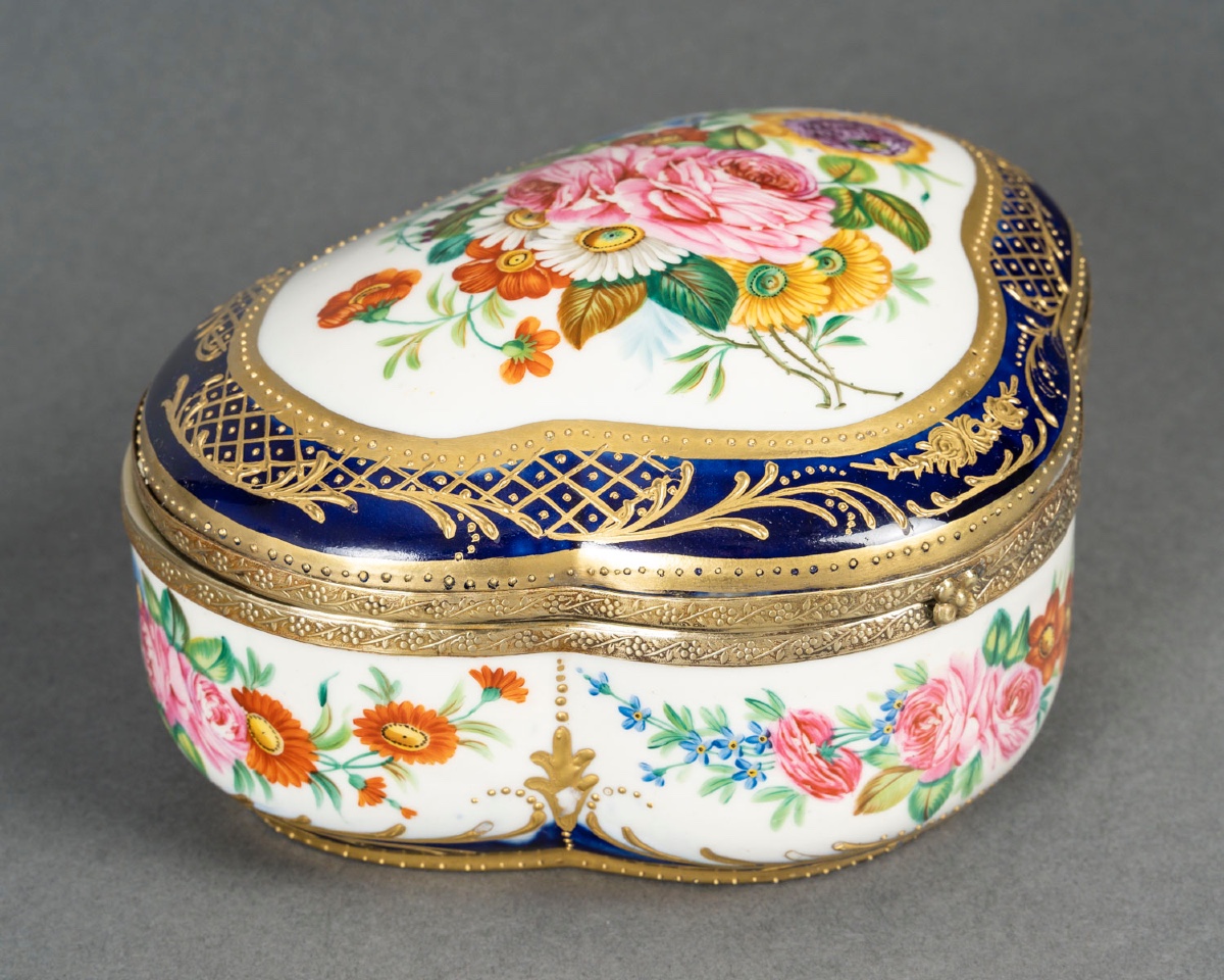 Un petit coffret à bijoux en porcelaine et bronze doré, fin du XIXe siècle