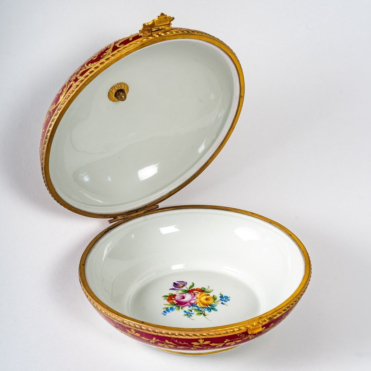 Une paire de coffret à bijoux en porcelaine, fin du XIXe siècle — 6