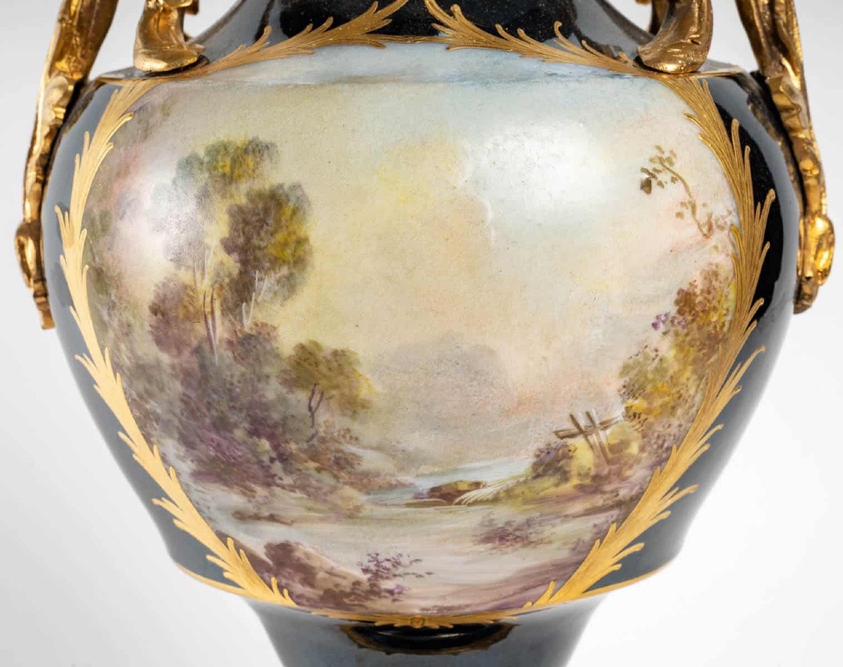Un vase en porcelaine de Sèvres monté lampe, fin du XIXe siècle — 8