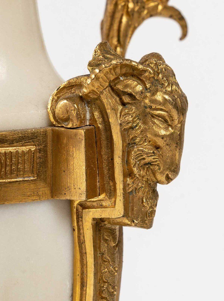 Paire de candélabres en bronze doré et marbre blanc XIXe siècle — 8