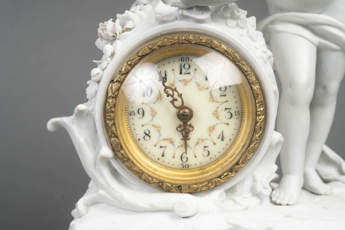 Petite pendule en biscuit de Sèvres, sujet au Cupidon – époque art nouveau — 7