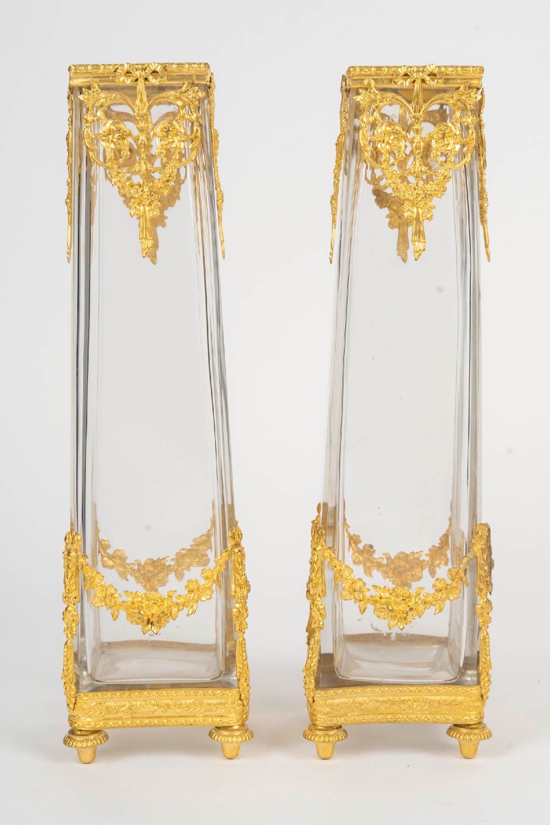 Paire de vases en cristal et laiton doré à décor de mascarons, vers 1900 — 4