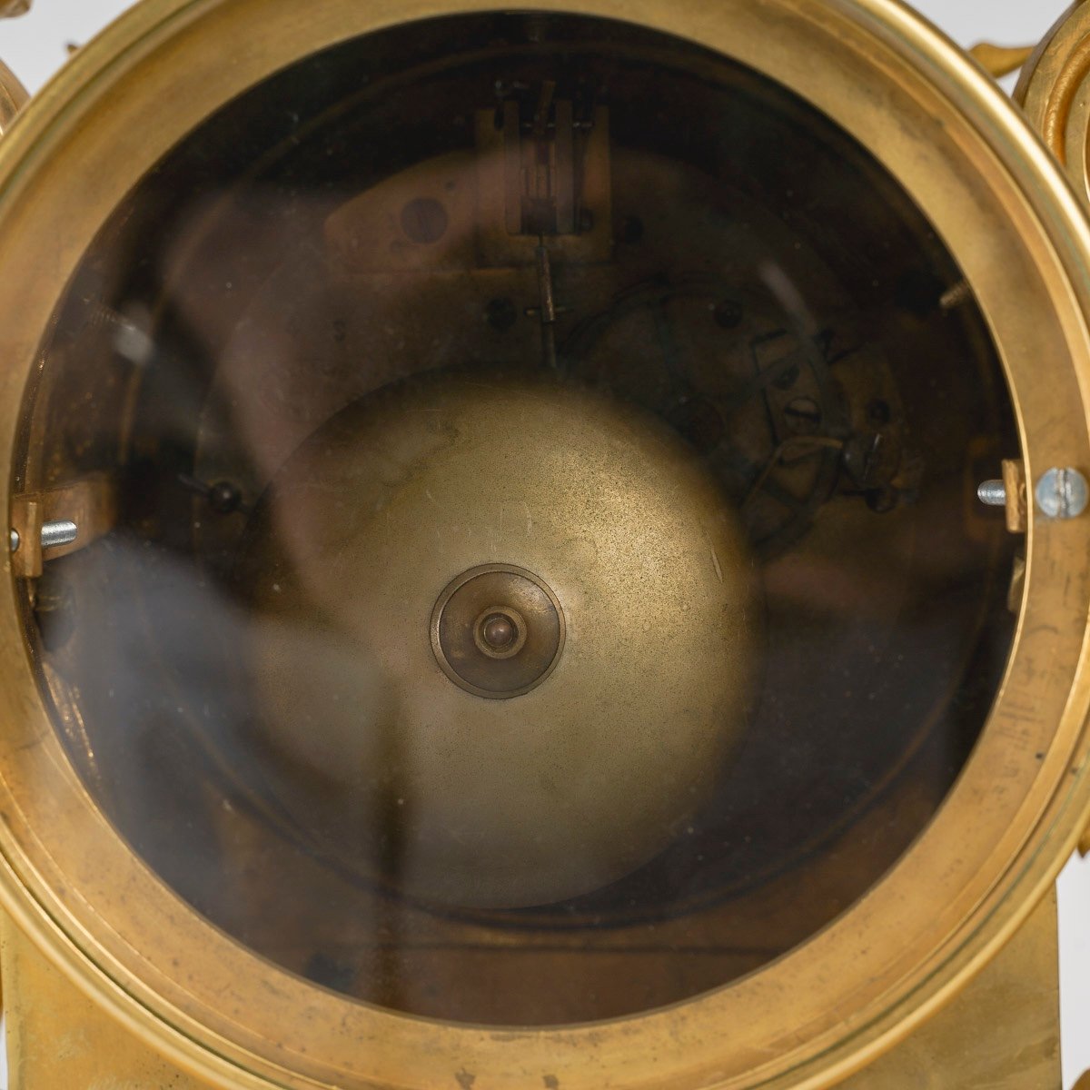 Une pendule en bronze doré de style Louis XVI, XIXè siècle — 9