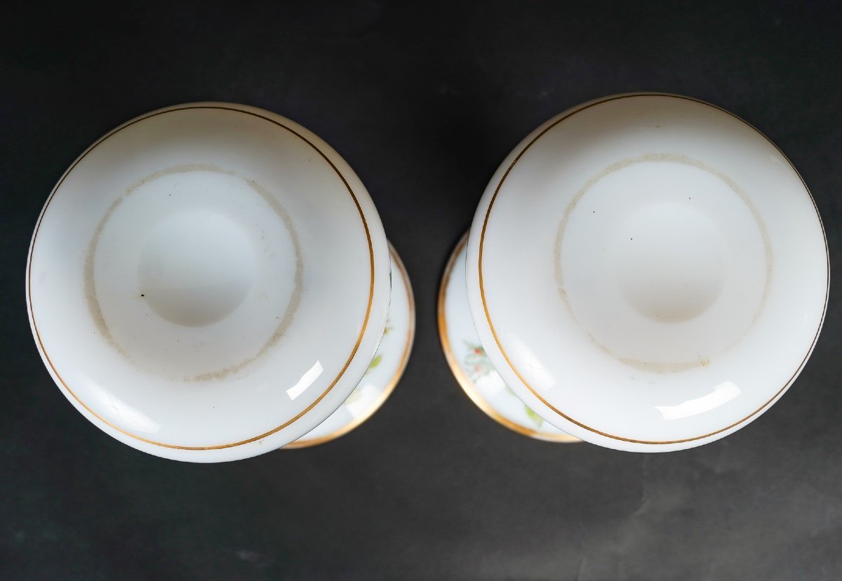 Une paire de vases en opaline blanche fin du XIXe siècle — 10