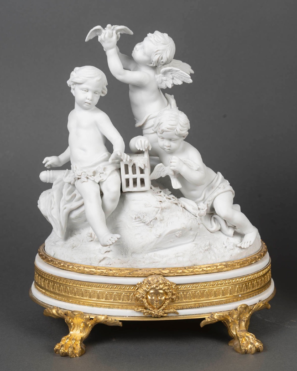 Garniture en biscuit de Sèvres et bronze doré, de style Louis XVI, XIXe siècle — 4