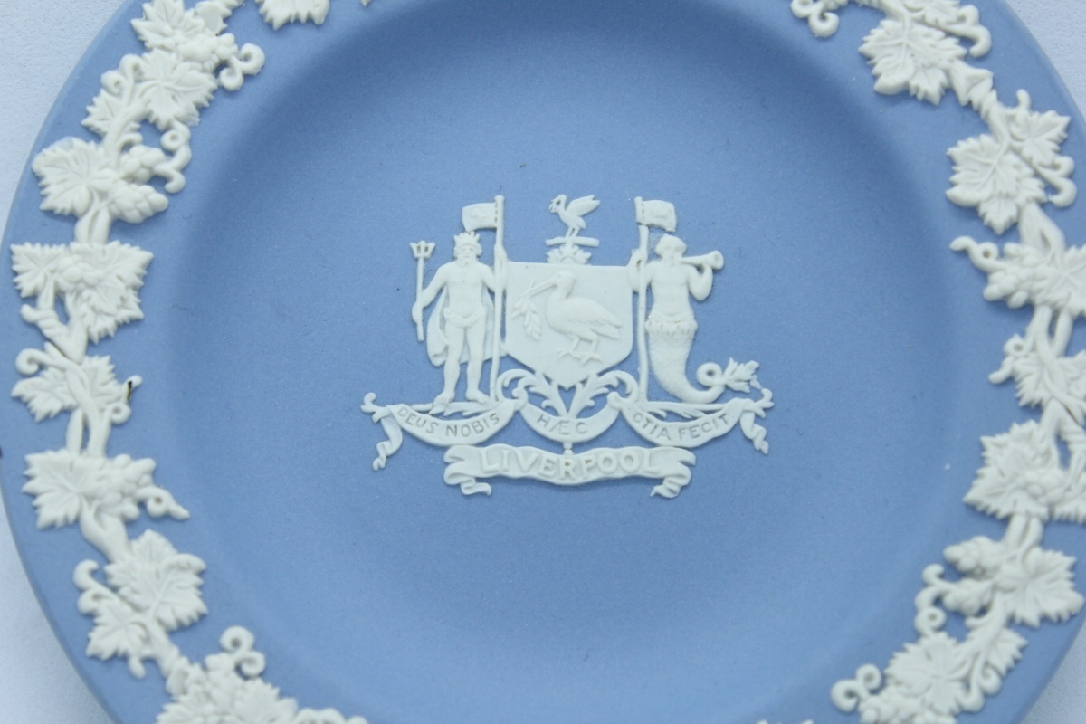 Coupelle Commémorative Wedgwood Jasperware – Liverpool – Emblèmes Allégoriques — 4