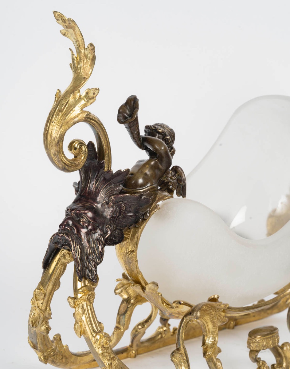 Une caleche en bronze et verre opalescent, fin du XIXe siècle — 5