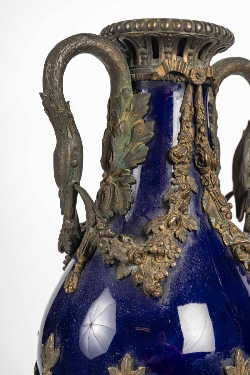 Une paire de vases en porcelaine bleue et bronze doré, époque XIXe siècle — 8