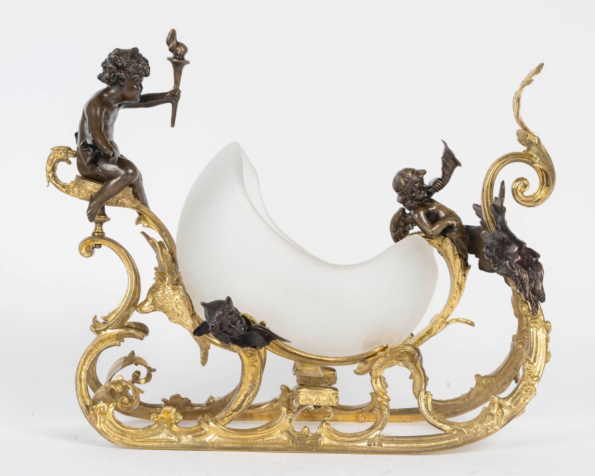 Une caleche en bronze et verre opalescent, fin du XIXe siècle — 8