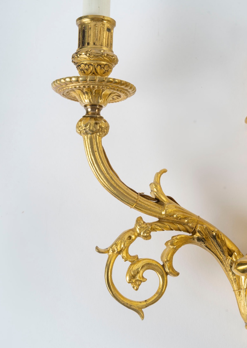 Une paire d'appliques en bronze doré de style Louis XVI, fin du XIXe siècle — 7