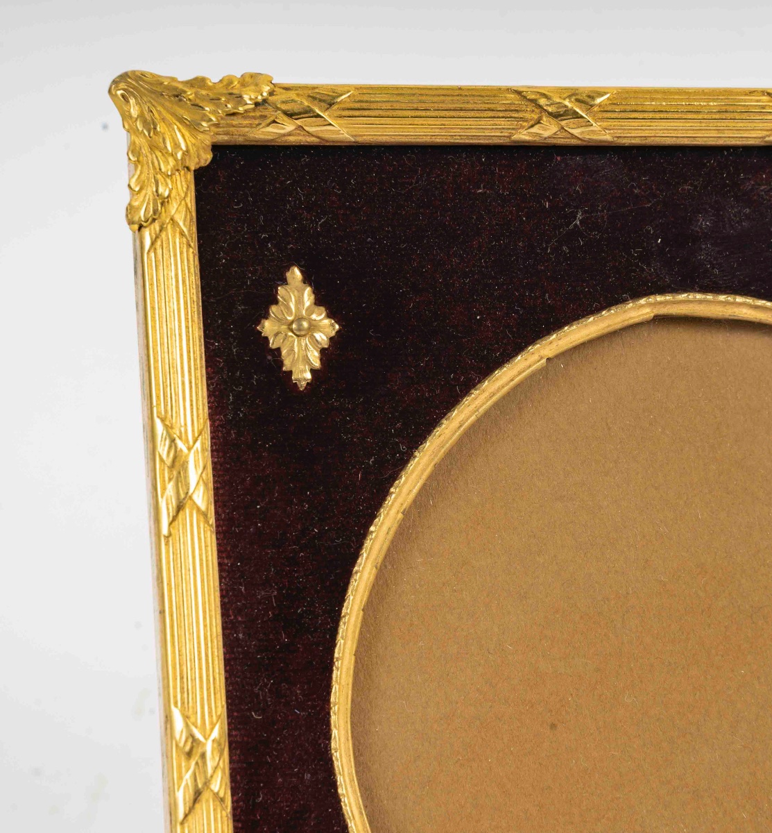 Un cadre photo en bronze doré de style Louis XVI, fin du XIXe siècle — 5