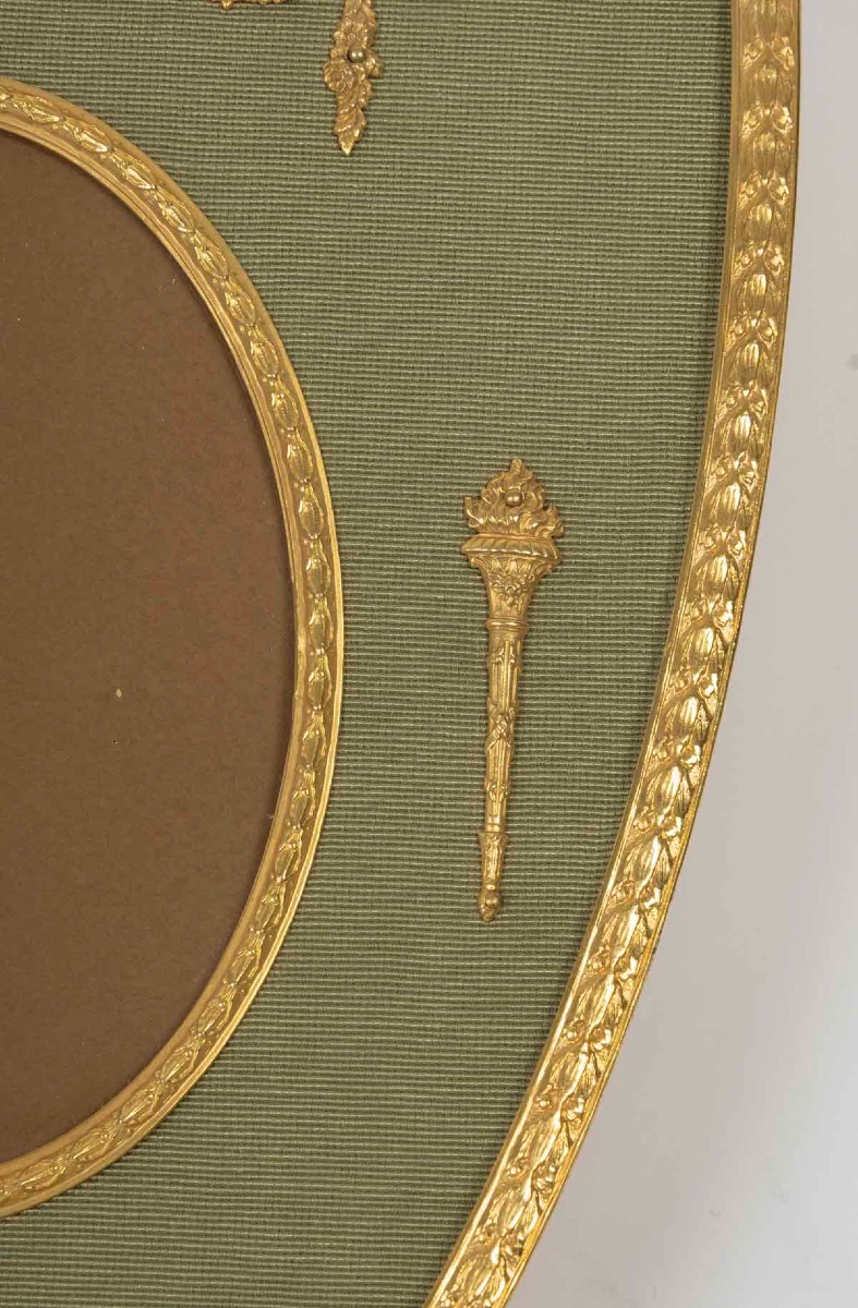 Un cadre photo à accrocher en bronze doré, fin du XIXe siècle — 4