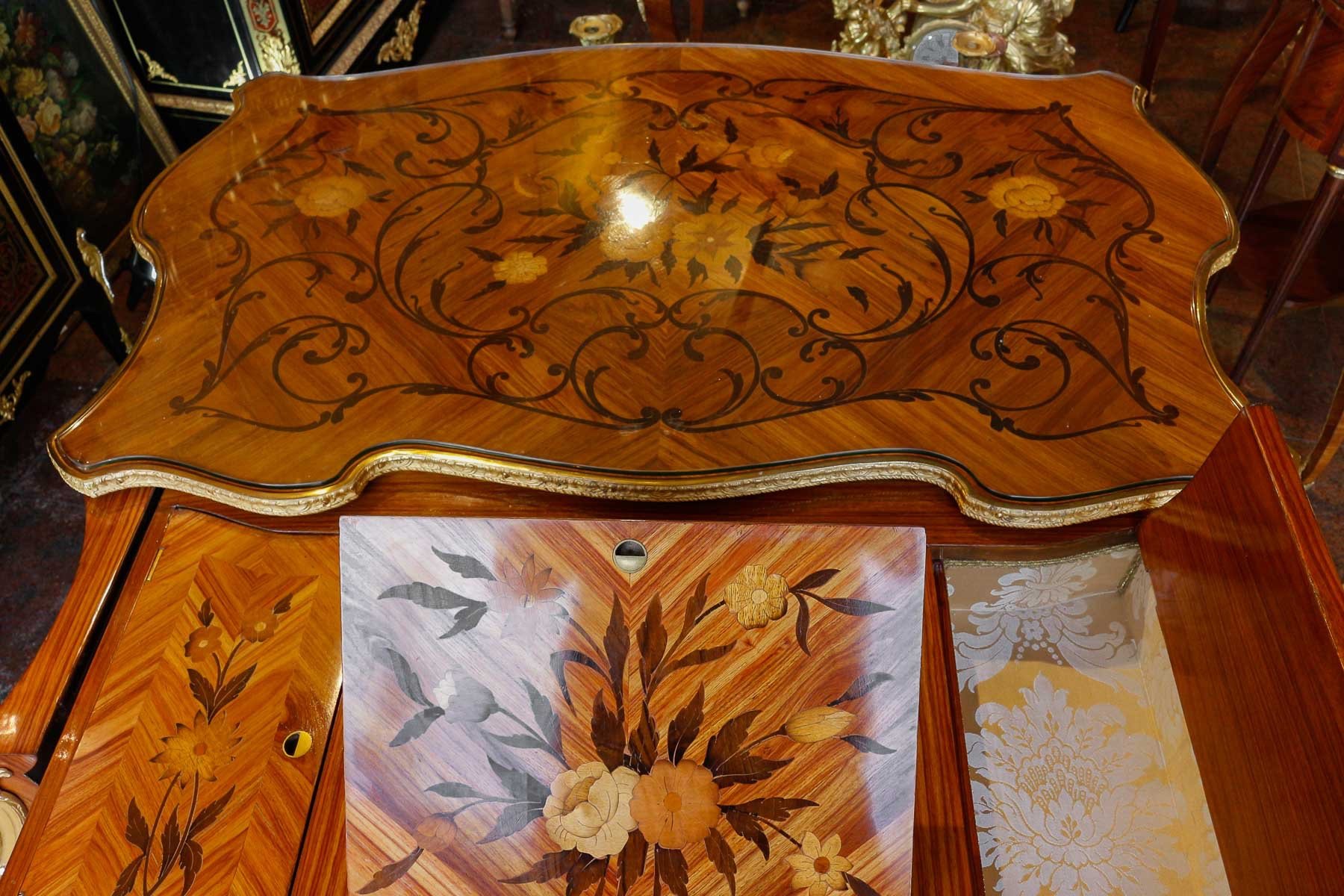 Une belle table à écrire de style Louis XV — 10