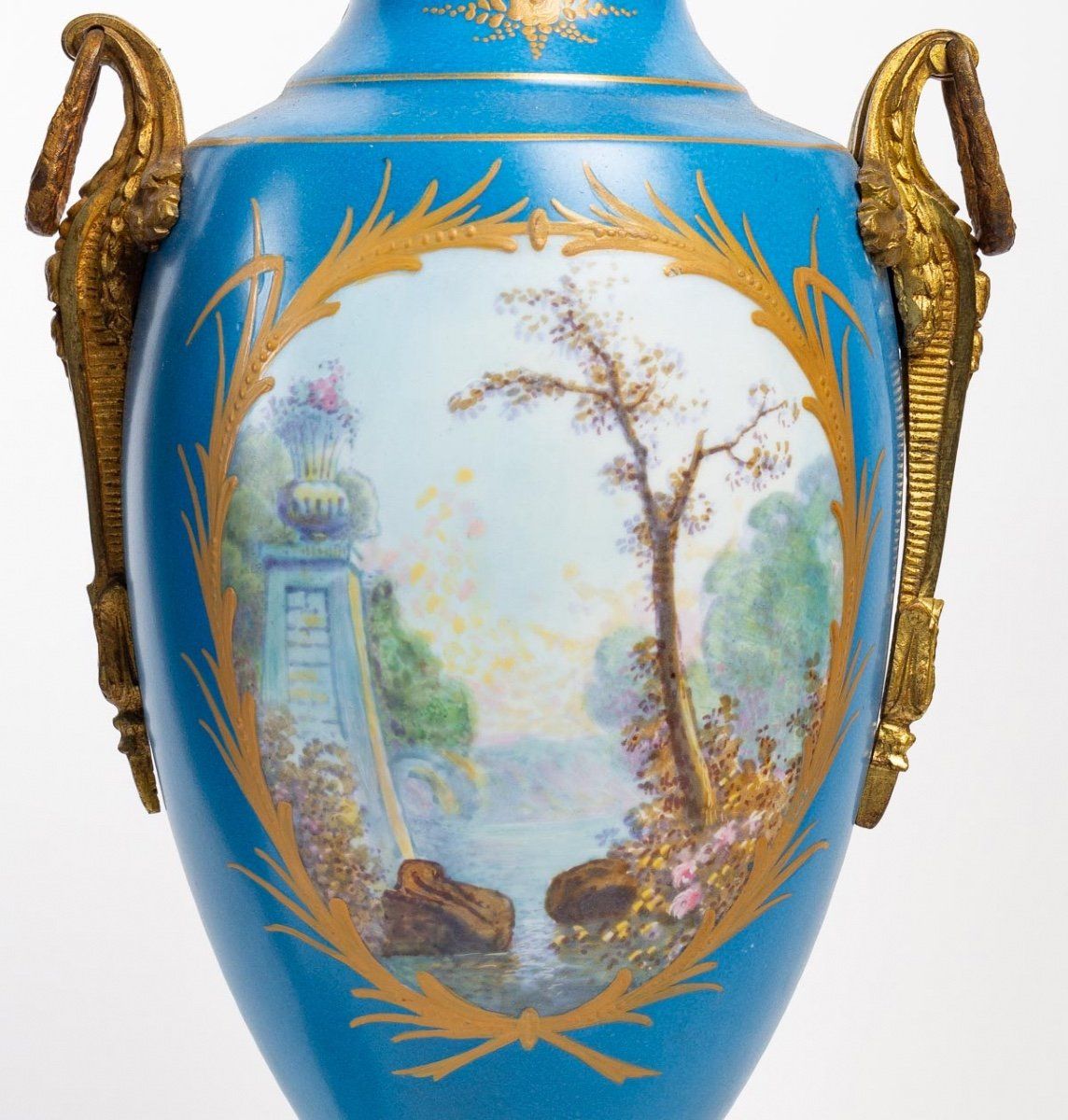 Une paire de vases en porcelaine de style Sèvres fin du XIXe siècle — 11