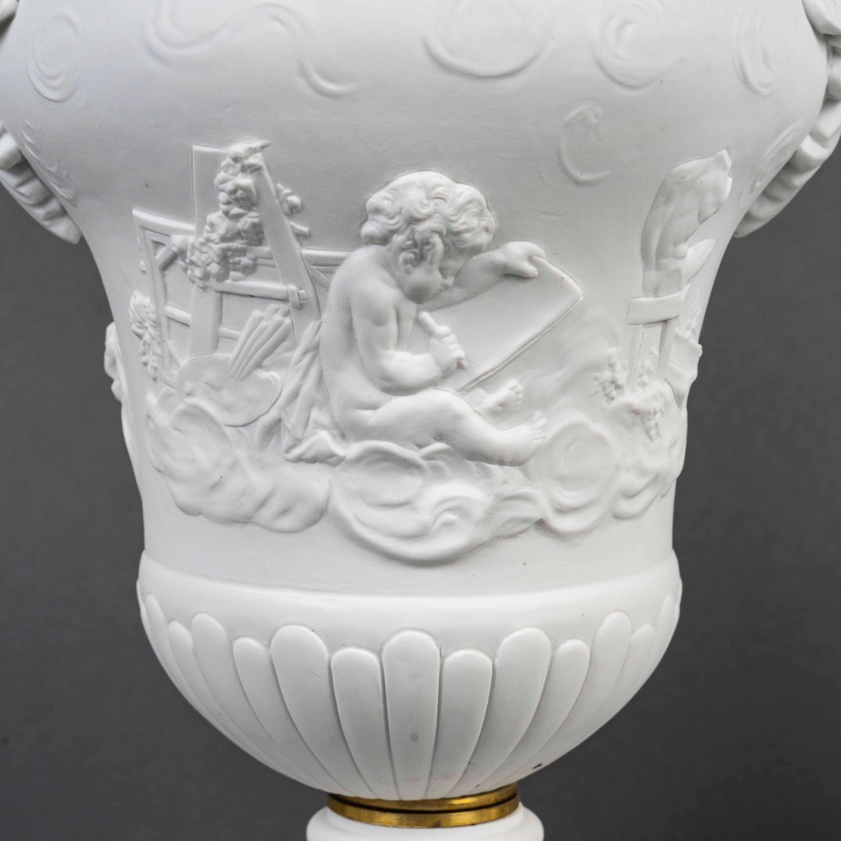 Une paire de vases en biscuit de Sèvres, fin du XIXe siècle — 7