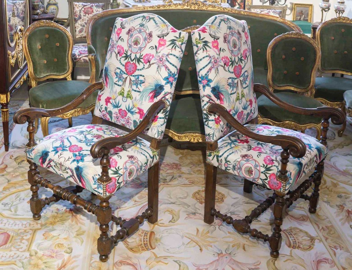 Une paire de Fauteuils de style Louis XIII, époque 18e siècle — 12