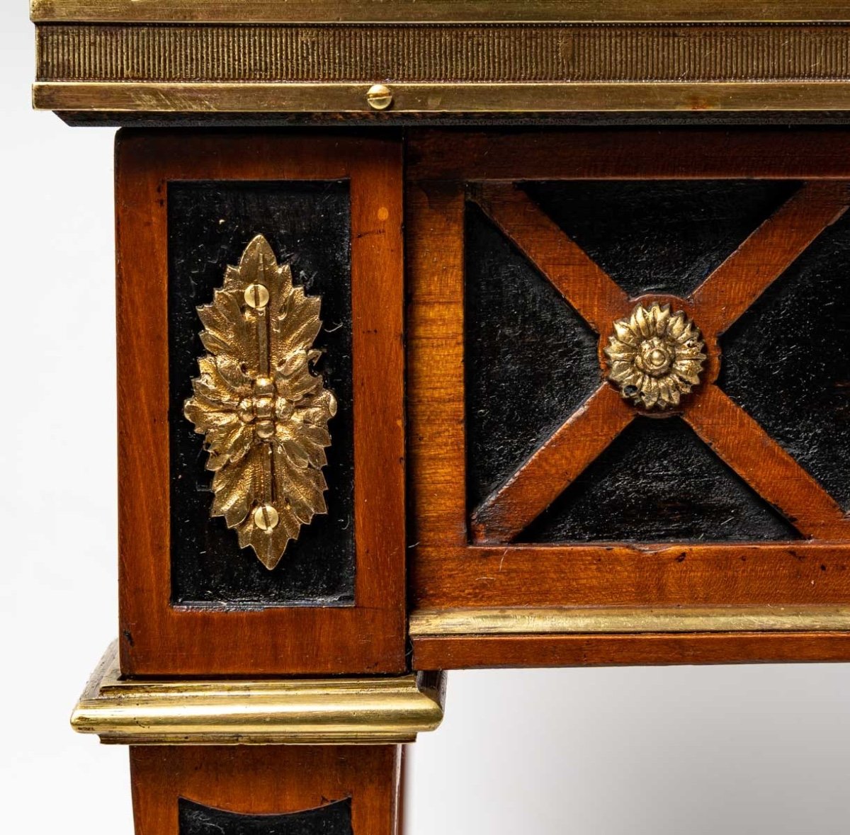 Une table basse de style Louis XVI, début du XXe siècle — 6