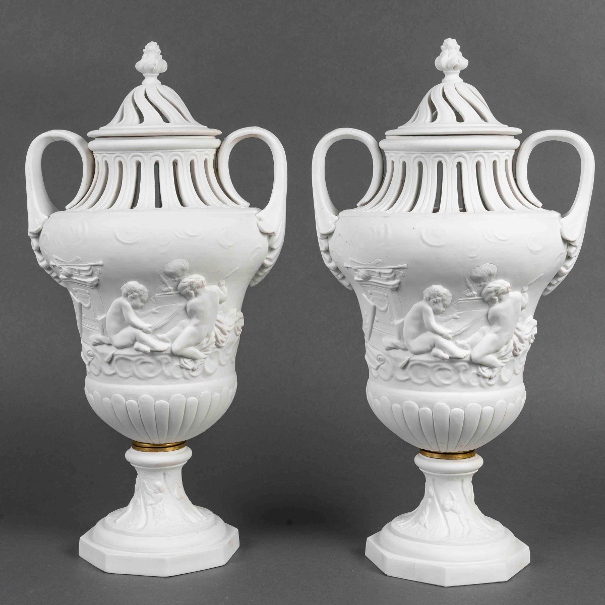 Une paire de vases en biscuit de Sèvres, fin du XIXe siècle — 2