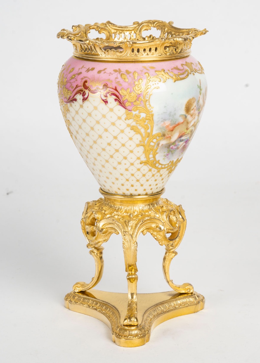 Un vase en porcelaine de Sèvres, fin du XIXe siècle — 4